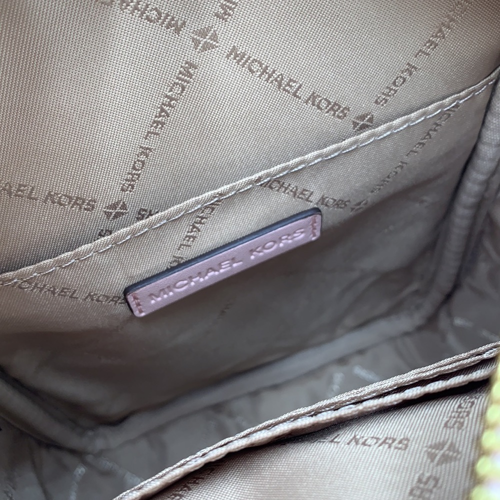 MICHAEL KORS
Jet Set Travel Md Signature Logo Crossbody
OPTIC WHITE/RS GOLD
NWT - Picture 15 of 16